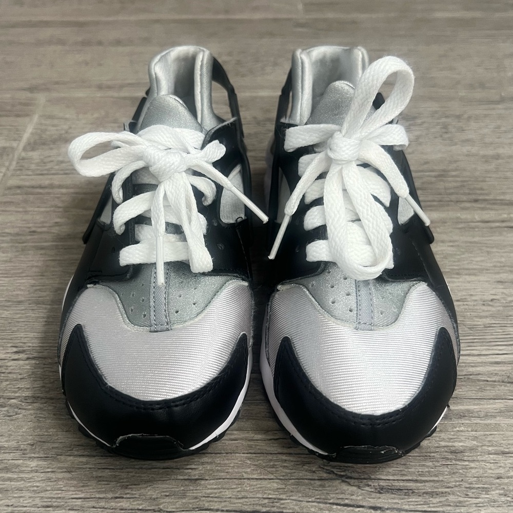 Boys Nike huarache barely worn size 3.5
